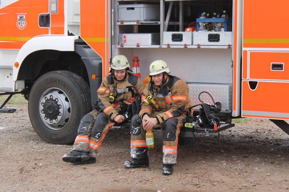 grossbrand_lagerhalle__3_verletzte_fuerstenwalde_13.thumb.jpg.80698c9e71669c007e1ef8c7a4818a33.jpg