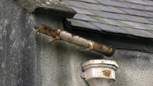 defekte-dachrinne-an-einer-bauruine.jpg.9c4255464b4cb011e4424625efd5f7d2.jpg